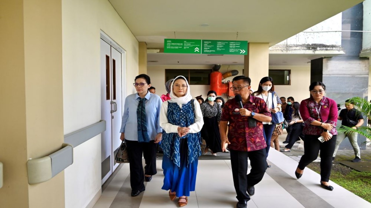 Anggota Komisi IX DPR RI Dewi Asmara saat meninjau fasilitas serta pelayanan Rumah Sakit Daerah (RSD) Mangusada di Kabupaten Badung, Bali, Sabtu (11/5/2024). Foto: Bianca/vel