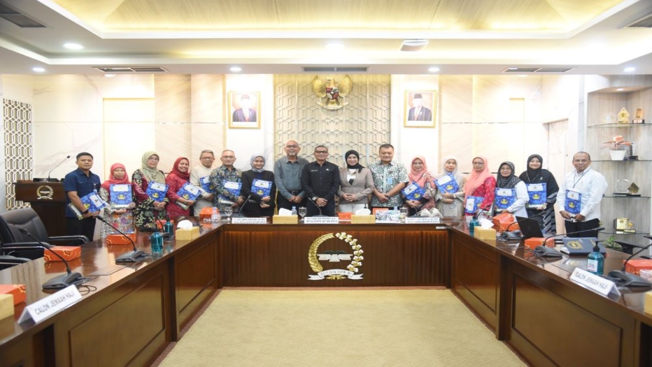 Sekretaris Dewan Pembina Koperasi Pegawai Setjen DPR RI Djaka Dwi Winarko, dalam foto bersama usai acara pelepasan 16 pegawai yang akan menunaikan ibadah haji, di Ruang Rapat Setjen DPR RI. Foto: Arief/vel