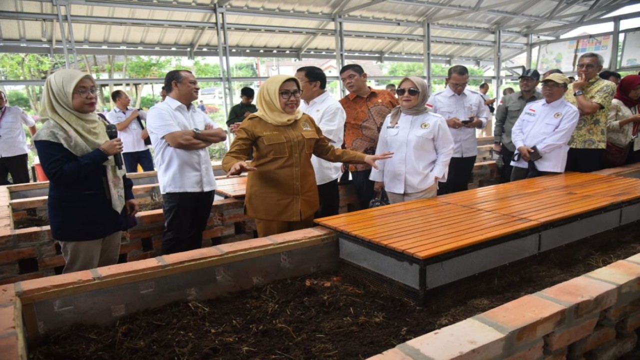 Anggota Komisi IV DPR RI Endang Setyawati Thohari saat mengikuti Kunjungan Kerja Reses Komisi IV ke kompleks Pusri Agro Edupark, PT Pupuk Sriwidjaja Palembang. Foto: Runi/vel