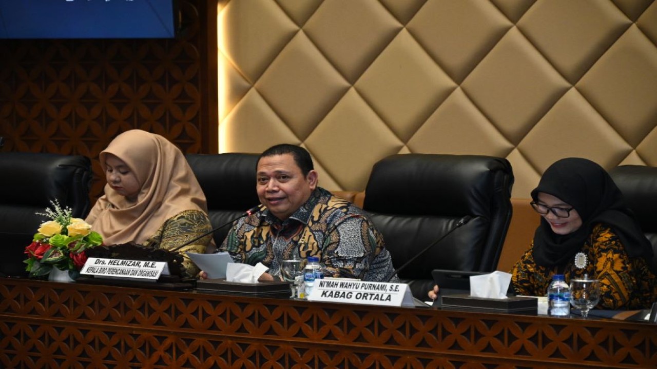 Kepala Biro Perencanaan dan Organisasi Setjen DPR RI, Helmizar saat memimpin Forum Konsultasi Publik di Senayan. Foto: Farhan/vel