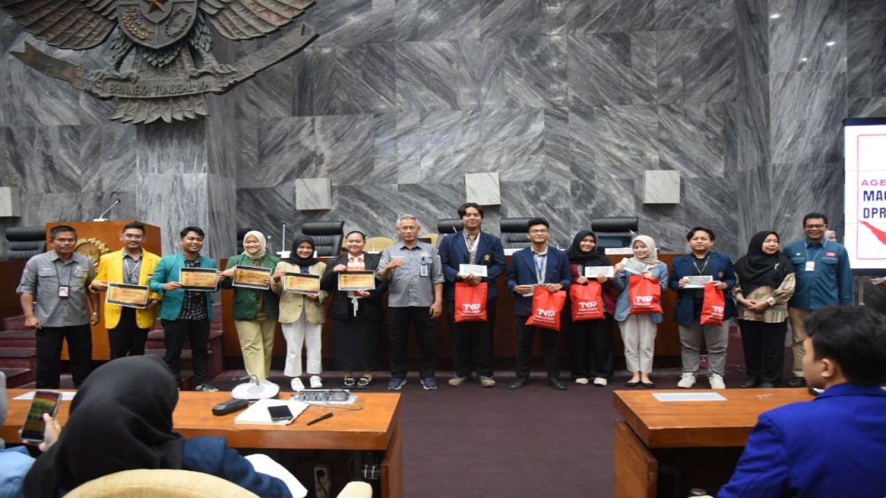 Kepala Biro Pemberitaan Parlemen Indra Pahlevi, dalam foto bersama usai mengisi kuliah umum untuk mahasiswa MDRR DPR RI Batch ke-4 Tahun 2024 di Senayan. Foto: Dep/vel