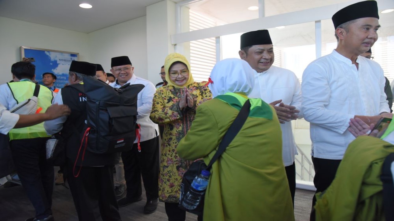 Anggota Komisi VIII DPR RI Itje Siti Dewi Kuraesin, saat melepas Jemaah Haji kloter pertama pada Asrama Haji Indramayu di Bandara Kertajati, Majalengka, Jawa Barat, Minggu (12/05/2024). Foto: Anju/vel
