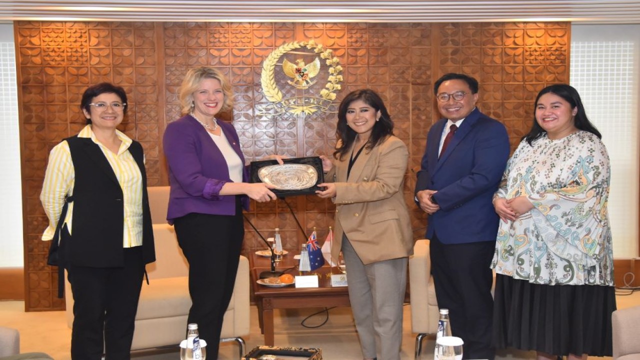 Ketua Komisi I DPR RI Meutya Hafid saat menerima Kunjungan Kehormatan (courtesy call) dari delegasi Kementerian Dalam Negeri (Kemendagri) Australia, Clare O'Neil di Ruang Delegasi, Gedung Nusantara III, DPR RI, Senayan, Jakarta. Rabu (8/5/2024). Foto : Runi/Andri