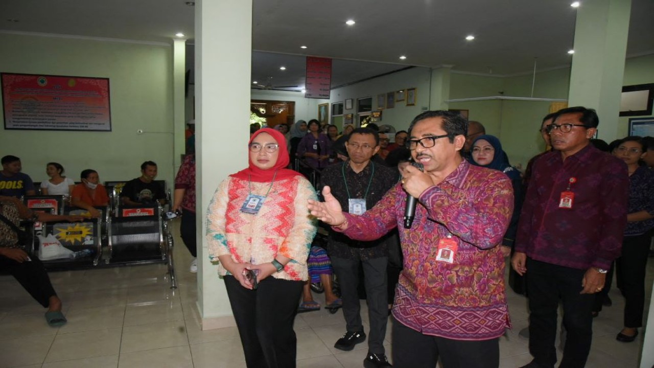 Wakil Ketua Komisi IX DPR RI Nihayatul Wafiroh saat meninjau fasilitas dan pelayanan RSUD Tabanan di Bali, Sabtu (11/5/2024). Foto: Chasbi/vel