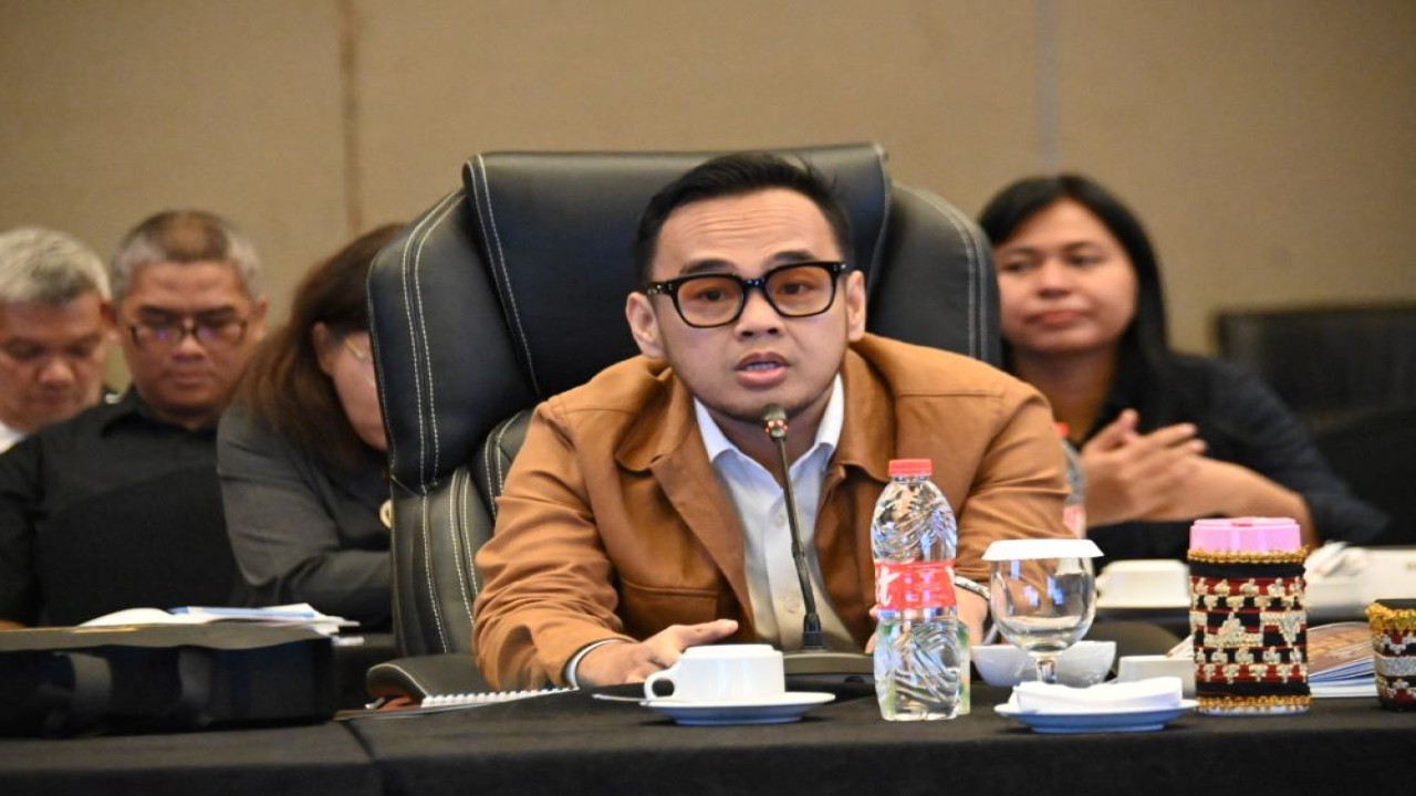 Anggota Komisi III DPR RI Rano Al Fath saat mengikuti pertemuan Kunker Reses di Bandar Lampung, Lampung, Senin (19/4/2024). Foto: Ridwan/vel