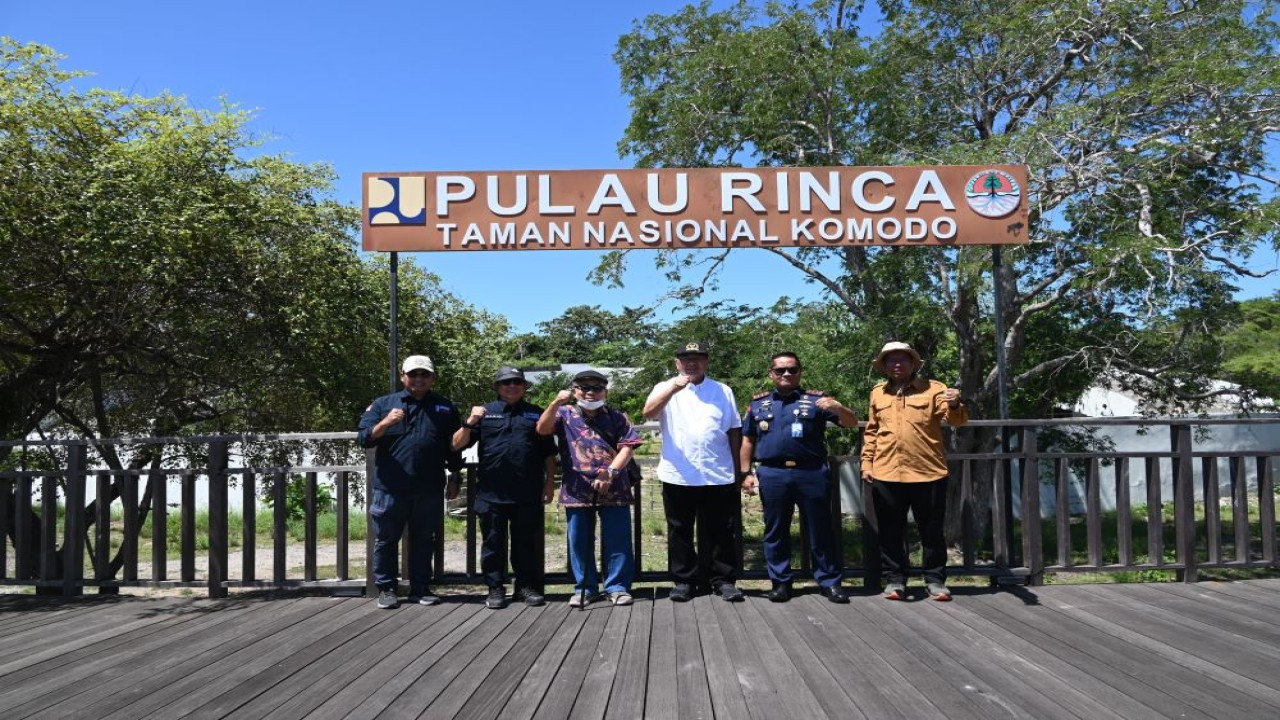 Ketua Komisi IV DPR RI Sudin saat mengunjungi habitat komodo di Pulau Rinca, Taman Nasional Komodo, Nusa Tenggara Timur (NTT). Foto: Singgih/vel
