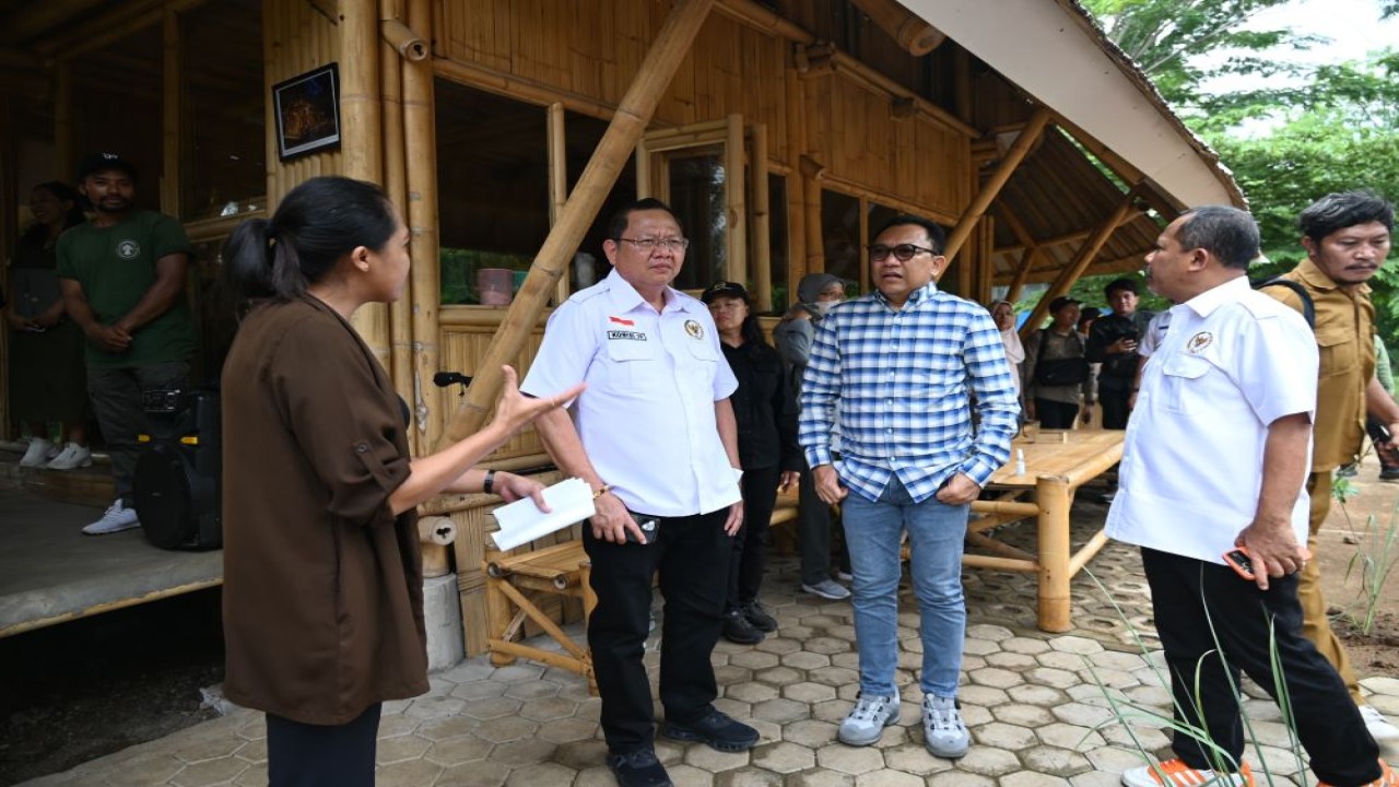 Anggota Komisi IV DPR RI Yohanis Fransiskus Lema saat mengikuti Kunjungan Kerja Reses Komisi IV DPR RI di Labuan Bajo, Manggarai Barat, Nusa Tenggara Timur (NTT), Senin (29/4/2024). Foto: Singgih/vel