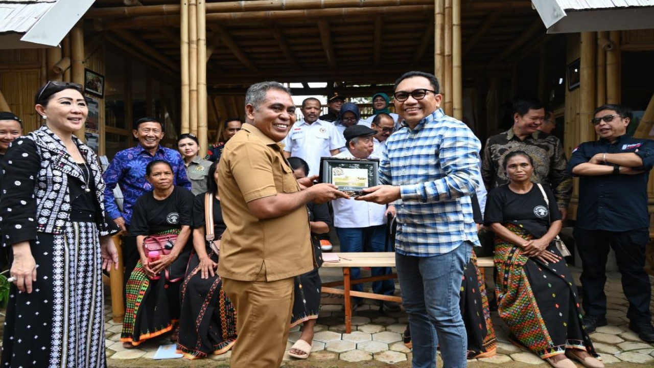 Anggota Komisi IV Yohanes Fransiskus Lema saat berkunjung ke Sekolah Bambu Komodo di Kecamatan Komodo, Manggarai Barat, Nusa Tenggara Timur (NTT). Foto: Singgih/vel