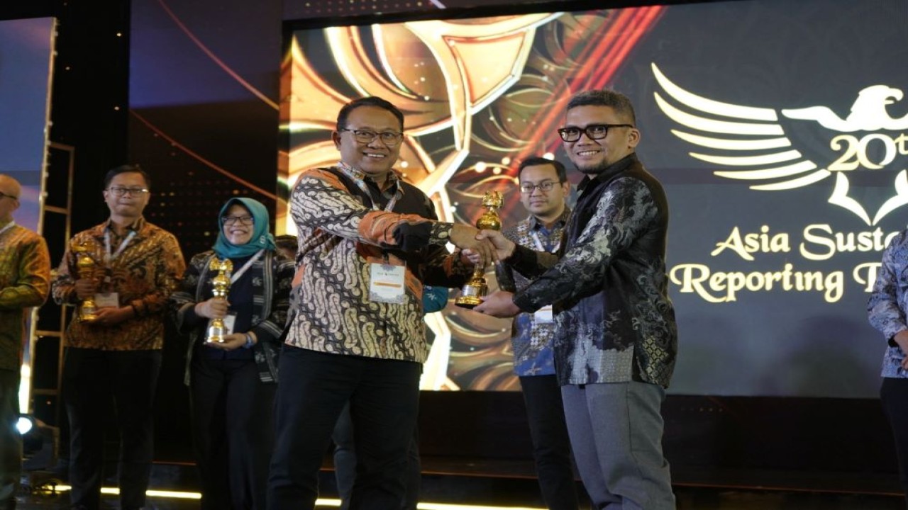 Pertamina NRE meraih penghargaan Gold Rating Tingkat Asia 2024 yang diterima langsung oleh VP Corporate Secretary Pertamina NRE, Dicky Septriadi/Foto: Istimewa