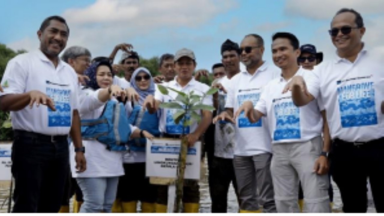 Menteri Lingkungan Hidup Hanif Faisol Nurofiq (tengah) melakukan penanaman mangrove secara simbolis bersama Direktur & EVP Sustainable Development PTFI Claus Wamafma (ketiga dari kanan) dan EVP Site Operation & Kepala Teknik Tambang PTFI Carl Tauran (paling kiri) di Kecamatan Percut Sei-Tuan, Kabupaten Deli Serdang, Provinsi Sumatera Utara, Sabtu (30/11) sebagai bagian dari dukungan nyata PT Freeport Indonesia terhadap Program Nasional Percepatan Rehabilitasi Mangrove di Indonesia.