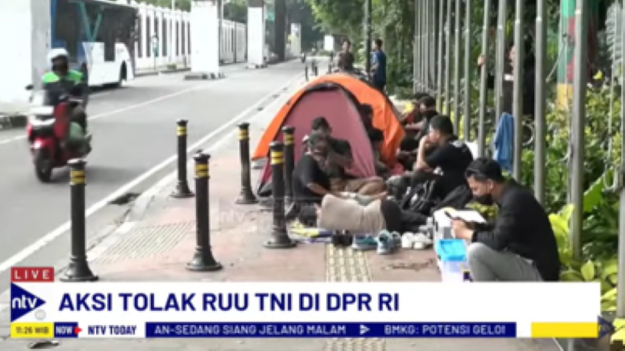 Aksi damai menolak UU TNI masih terus dilakukan oleh pendemo yang sudah tiga hari mendirikan tenda di trotoar sekitar Gedung DPR RI Senayan, Jakarta