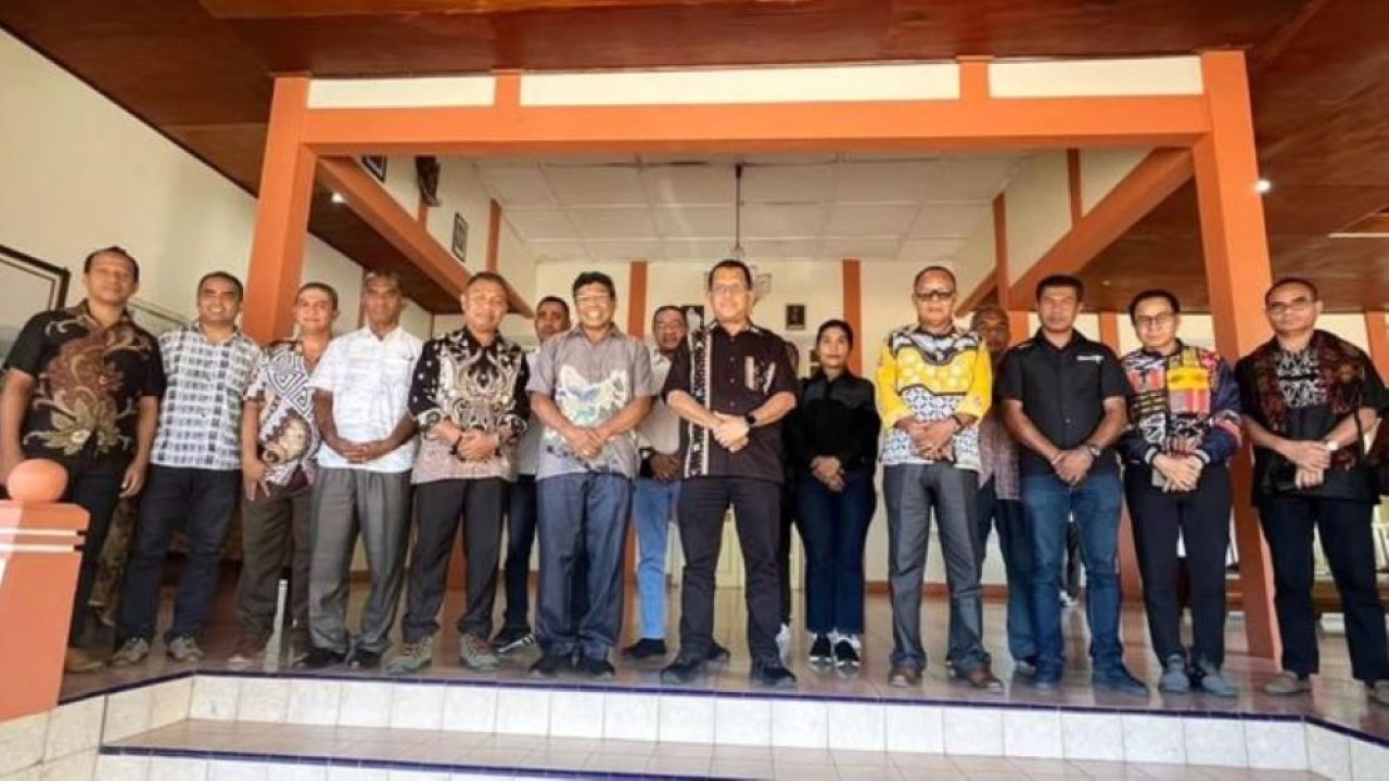 Gubernur Nusa Tenggara Timur (NTT), Melkiades Laka Lena, yang merespons tuntutan masyarakat Flores dan Gereja se-Keuskupan Agung Ende dengan membuka opsi untuk meninjau ulang proyek pembangkit listrik tenaga panas bumi (geotermal) di wilayah tersebut. (Instagram @melkilakalena.official)