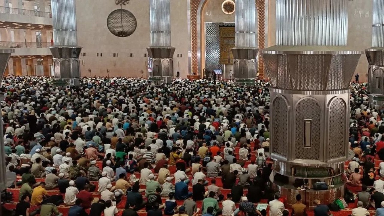 Pelaksanaan Shalat Jumat di Masjid Istiqlal Jakarta, Jumat (18/4/2025). (Foto: ANTARA/Khaerul Izan)