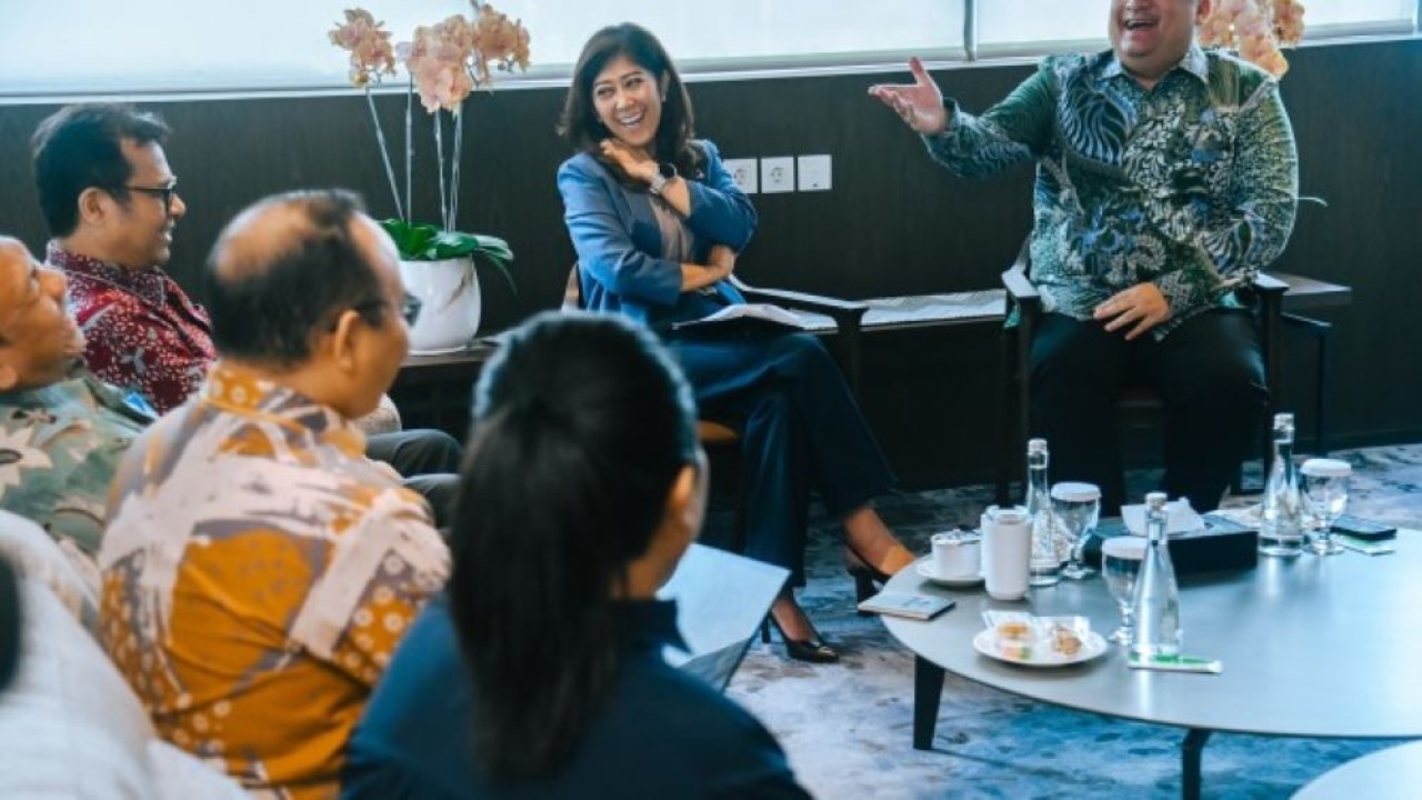 Menteri Komunikasi dan Digital Meutya Hafid didampingi Wakil Menteri Nezar Patria dalam pertemuan dengan President Director Microsoft Indonesia Dharma Simorangkir, di kantor Kemkomdigi, Jakarta/Foto: komdigi.go.id