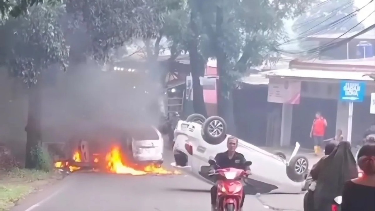 Tangkapan layar dari video yang diunggah oleh akun @infocibubur._, yang memperlihatkan sejumlah mobil rusak dan terbakar di dekat TPU Pondok Ranggon, Jakarta Timur, Jumat (18/4/2025). (Foto: ANTARA/Instagram/@ilfocibubur._/ilhamkausar)