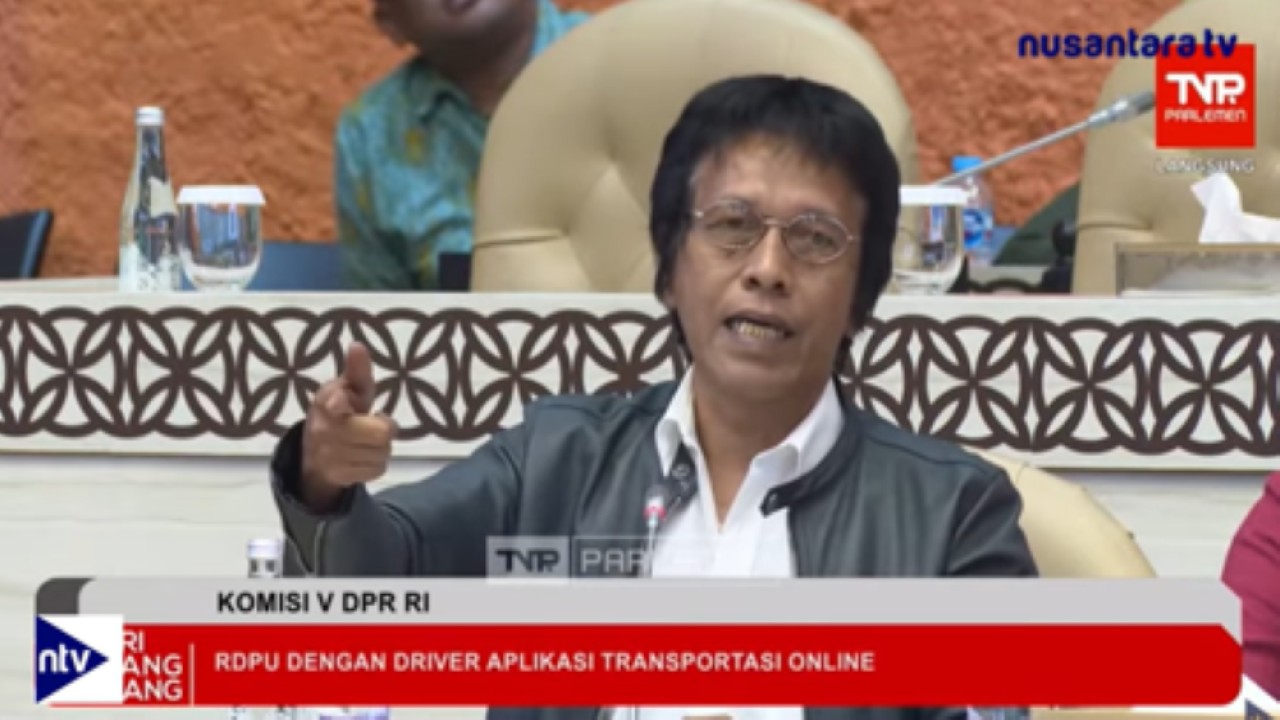 Anggota Komisi V DPR RI Adian Napitupulu saat RDPU dengan driver aplikasi transportasi online