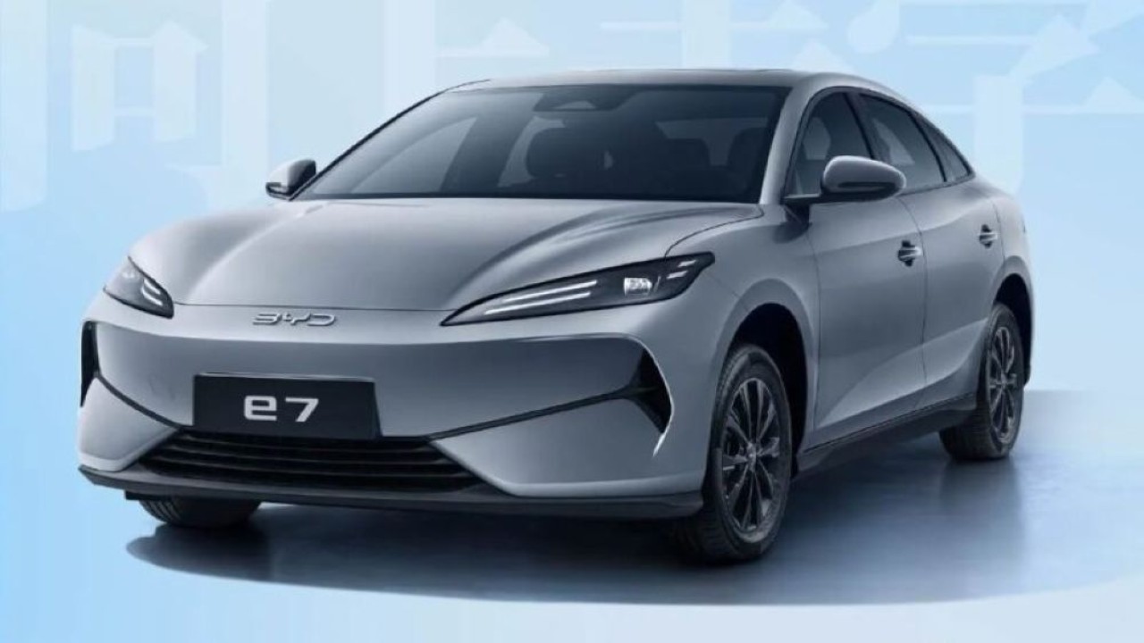 Sedan listrik BYD e7. (Foto: Istimewa va CarNewsChina)