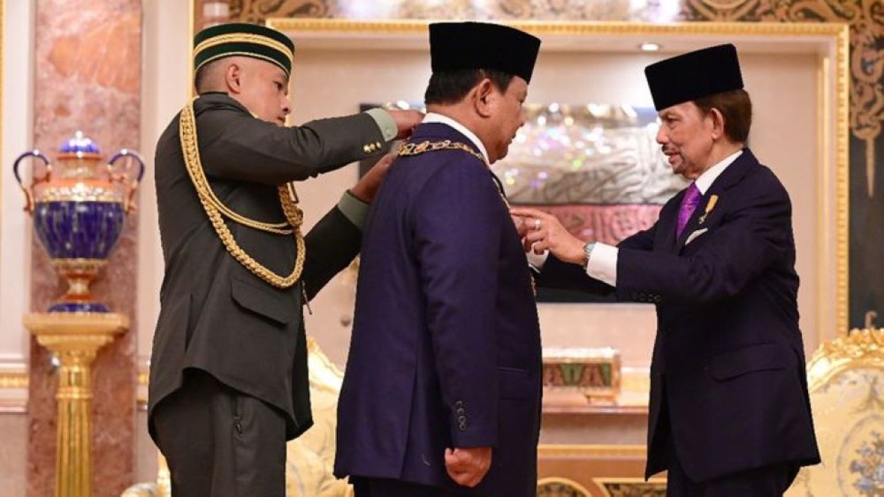 Presiden Prabowo Subianto terima Bintang Kebesaran Tertinggi Brunei Darussalam dari Sultan Hassanal Bolkiah (Sekretriat Presiden)