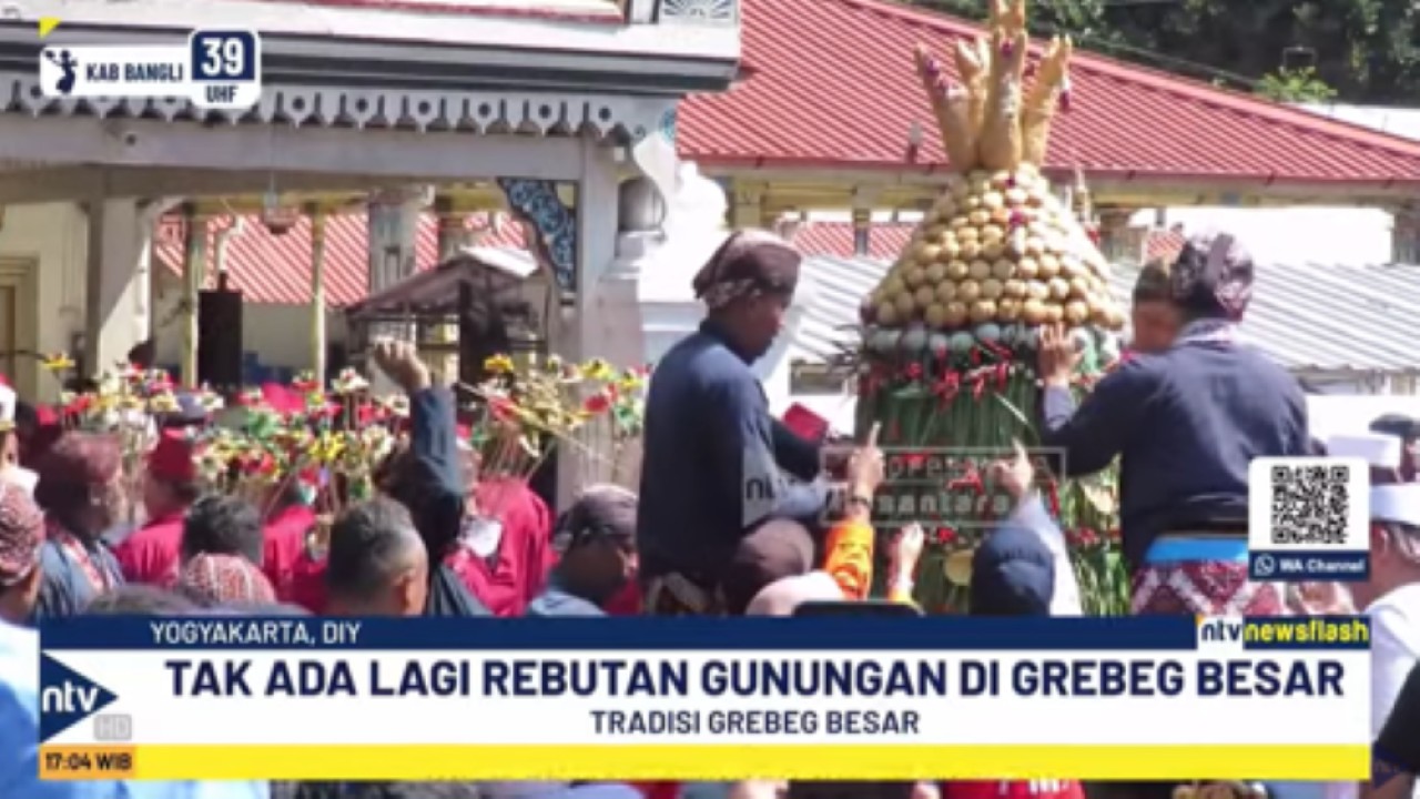 Masyarakat dibagikan gunungan yang berisi hasil bumi saat tradisi Grebeg Besar di Keraton YYogyakarta