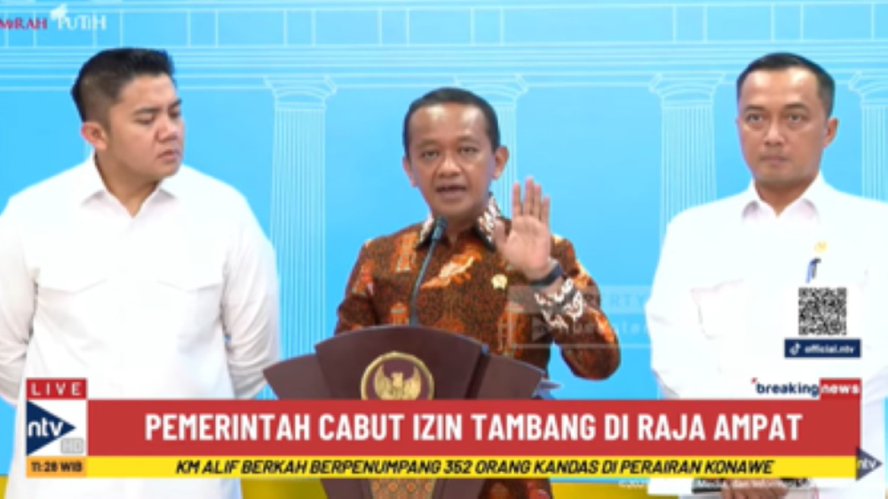 Menteri ESDM Bahlil Lahadalia memberikan keterangan pers terkait polemik tambang nikel di Raja Ampat