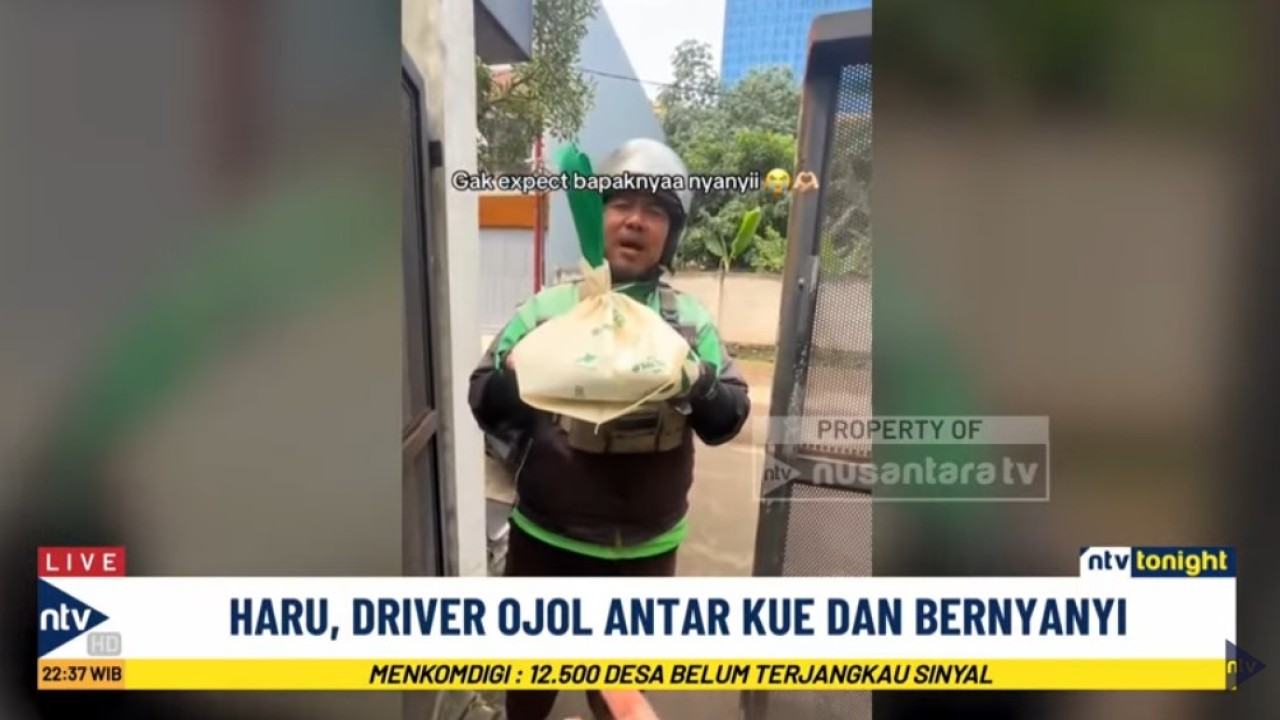 Driver ojol antar kue sambil menyanyikan lagu ulang tahun ke pelanggan.