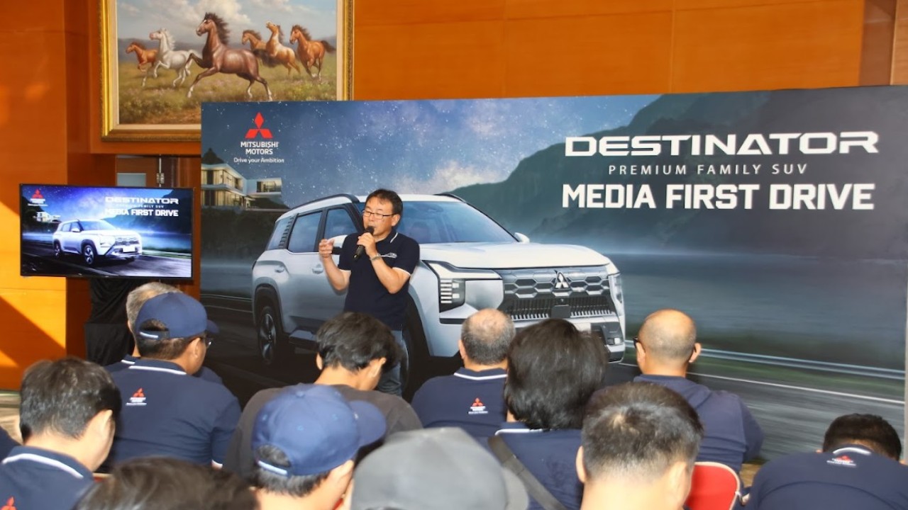 Atsushi Kurita, Presiden Direktur PT Mitsubishi Motors Krama Yudha Sales Indonesia (MMKSI), disela sesi test drive bertajuk "Destinator - Premium Family SUV, Media First Drive", Sabtu (19/7/2025). (Foto: Istimewa/Mitsubishi)