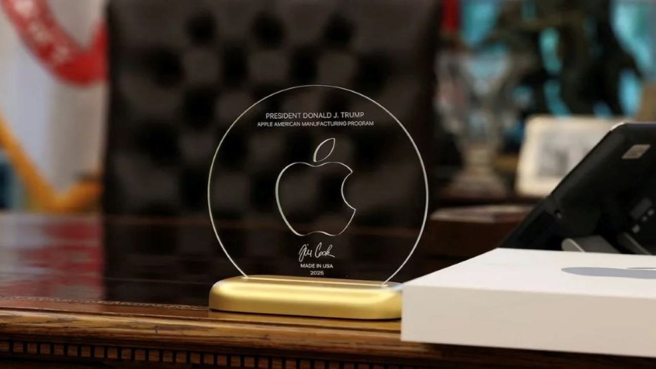 CEO Apple Tim Cook memberikan hadiah istimewa kepada Presiden Donald Trump dalam upaya meredam tarif. (Foto: Reuters)