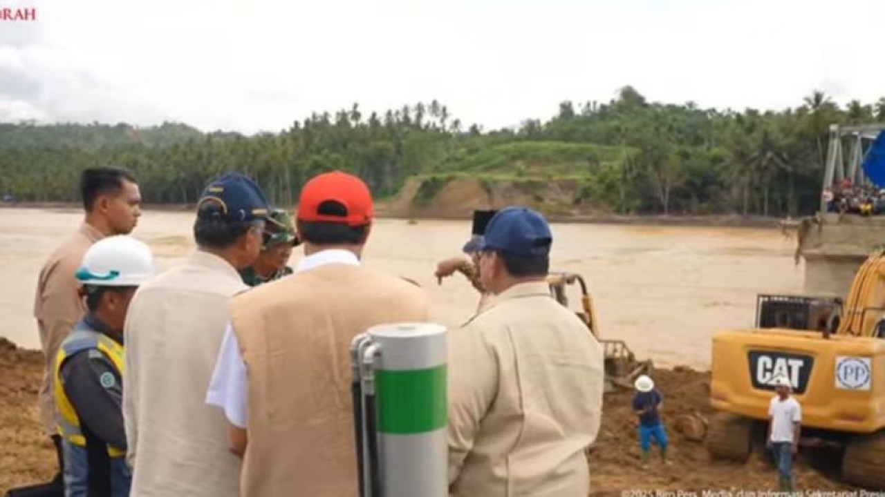 Presiden Prabowo Subianto meninjau langsung kondisi jembatan dan infrastruktur yang terdampak bencana di Kabupaten Bireuen, Aceh (Istimewa)