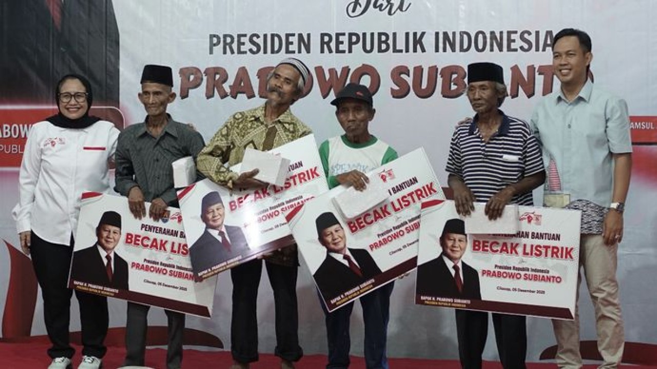 Para pengayuh becak lansia di Jawa Tengah mendapat becak listrik dari Presiden Prabowoist