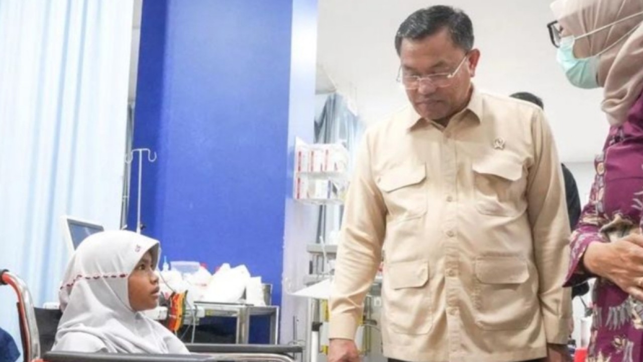 Wakil Kepala BGN Sony Sanjaya mengunjungi korban mobil SPPG yang menabrak siswa dan guru di SDN Kalibaru 01, Cilincing, Jakarta Utara, pada Kamis 12 November 2025. ANTARA/HO-BGN (Antara)