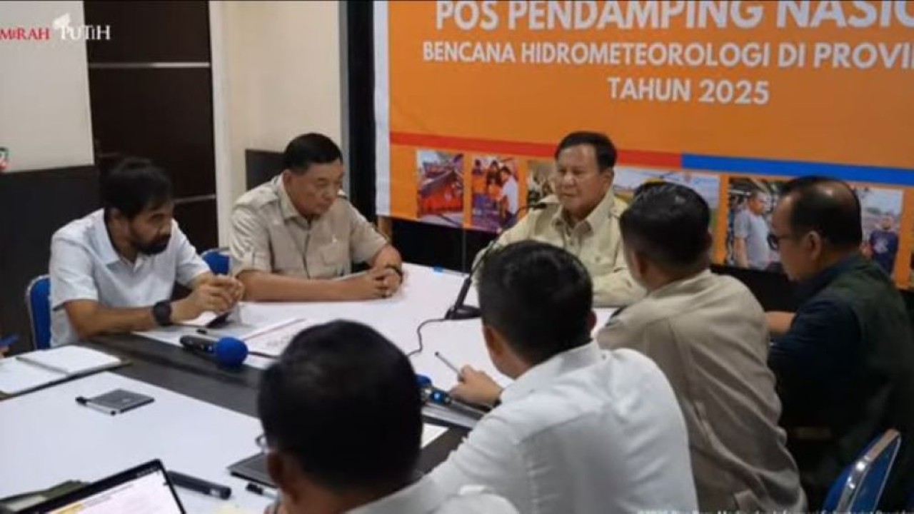 Presiden Prabowo Subianto memimpin rapat koordinasi penanganan banjir bandang dan longsor yang melanda Aceh, Sumatera Utara, dan Sumatera Barat (Istimewa)