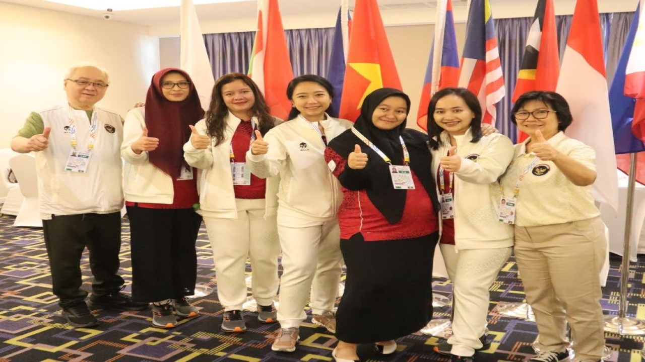 Tim Catur Putri Indonesia bersama Pelatih Kepala Kristanus Liem dan dan Pelatih Putri Lisa Karlina Lumondong/Foto: Eric Rosen