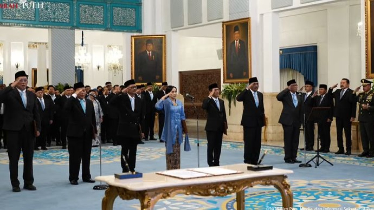 Presiden Prabowo Subianto secara resmi melantik enam duta besar luar biasa dan berkuasa penuh (LBBP) Republik Indonesia yang akan bertugas di Aljazair, Papua Nugini, Korea Utara, Slowakia, Thailand, dan Jepang. (Tayangan Youtube Setpres)