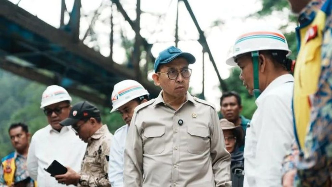 Menteri Kebudayaan Fadli Zon mengatakan pihaknya akan memperbaiki sekaligus memperkuat infrastruktur di Situs Cagar Budaya Ombilin, Sumatra Barat yang rusak akibat diterjang banjir bandang. (Foto:ANTARA/HO-Kementerian Kebudayaan)