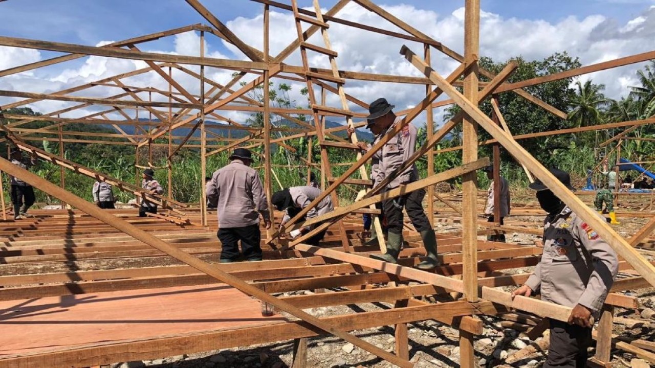 TNI dan Brimob dikerahkan percepat pembangunan huntara di Sumatra Barat. (Foto: Istimewa)
