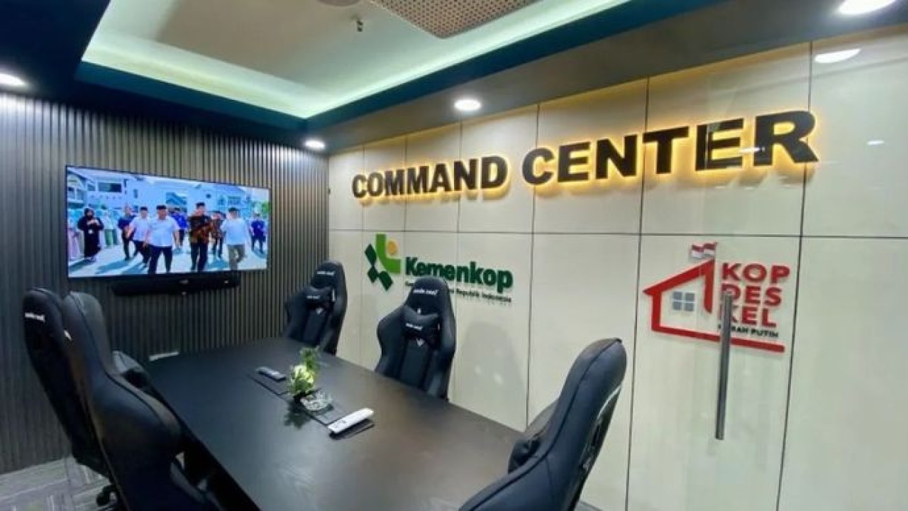 Suasana ruang command center di Kantor Kementerian Koperasi, Jakarta, Senin, 15 Desember 2025. ANTARA/Shofi Ayudiana (Antara)