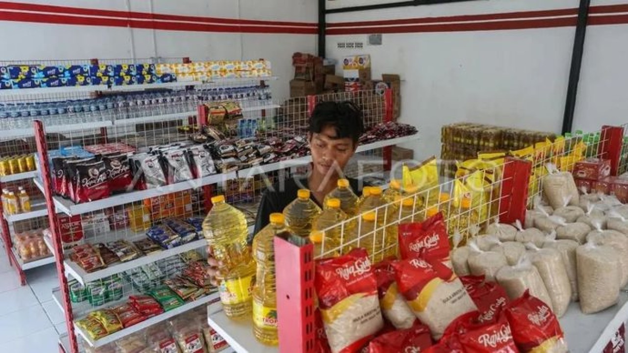 Petugas menata botol minyak goreng di Koperasi Kelurahan Merah Putih (KKMP) Banjar Agung, Kecamatan Cipocok Jaya, Kota Serang, Banten, Rabu 19 November 2025. ANTARA FOTO/Angga Budhiyanto/rwa (Antara)