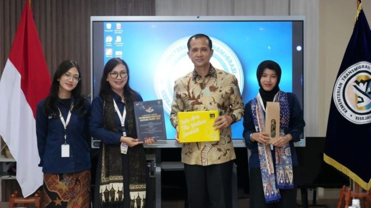 Mentrans Iftitah Sulaiman Suryanagara mengapresiasi laporan Tim Ekspedisi Patriot UI. (Foto: Humas Kementerian Transmigrasi/Rajif Nugraha)