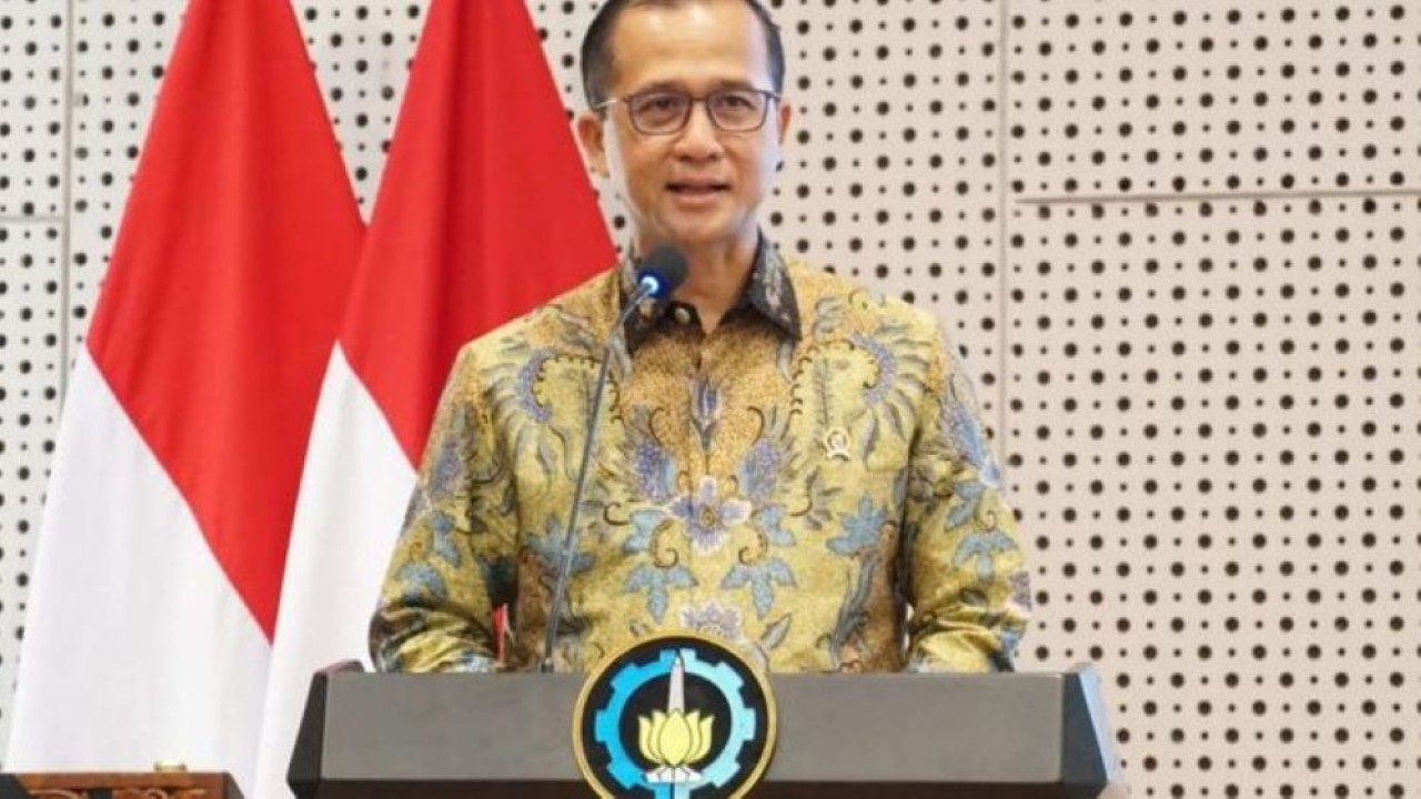 Menteri Transmigrasi RI Muhammad Iftitah Sulaiman Suryanagara saat menyampaikan pidatonya dalam Seminar dan Kongres V FDGBI yang digelar di ITS, Kamis 11 Desember 2025. (Foto: ANTARA/HO-Humas ITS)