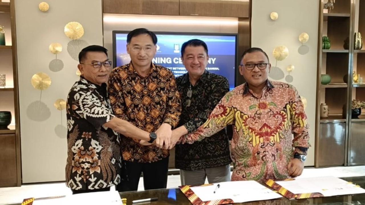 PT Mobil Anak Bangsa (MAB) resmi menandatangani kerja sama strategis dengan Solarky Mobility Technologies (HK) Ltd dan PT Fortuna Ventura Investindo guna memperkuat ekosistem produksi kendaraan listrik di Indonesia. (Foto: Adiantoro/NTV)