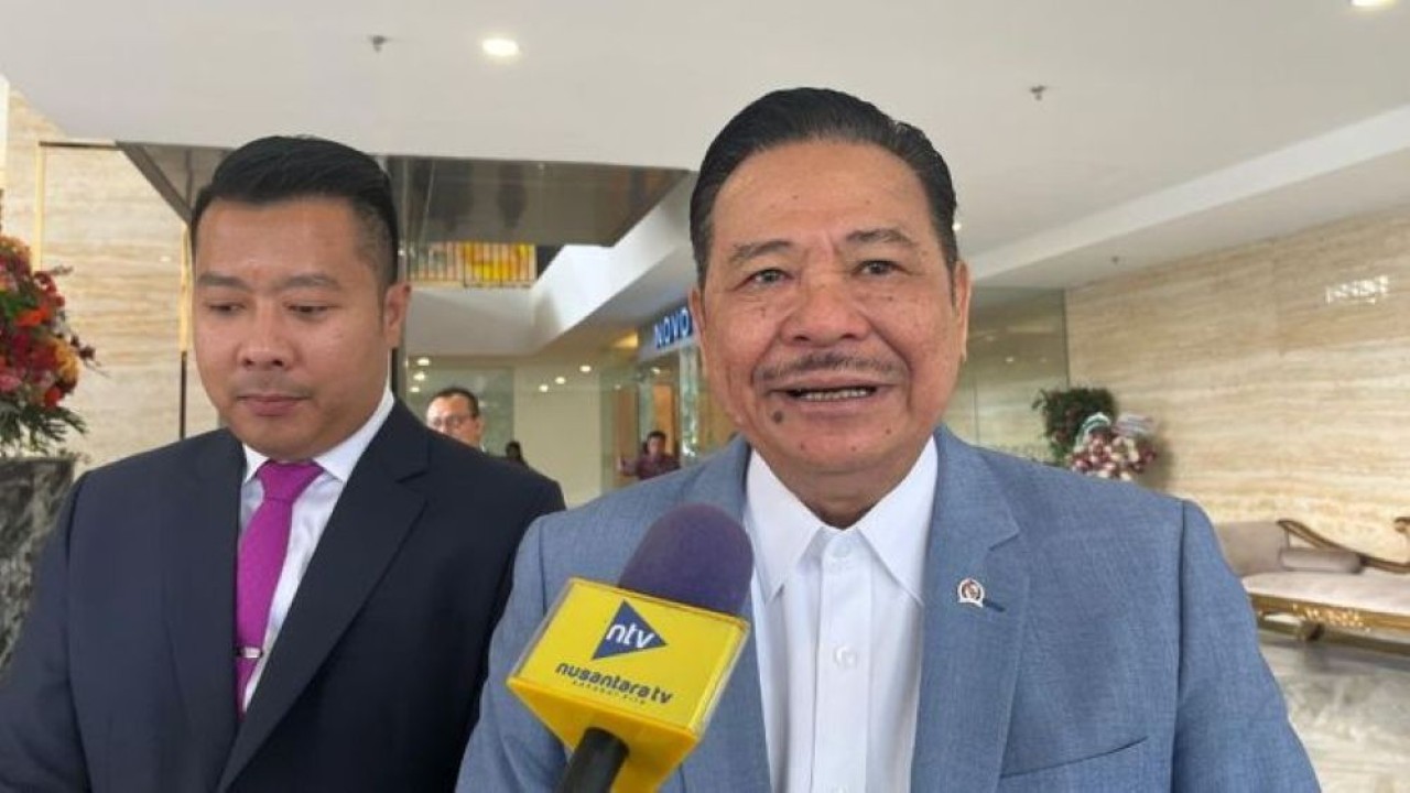 Wakil Menteri Koordinator Bidang Hukum, HAM, Imigrasi, dan Pemasyarakatan, Otto Hasibuan bersama Direktur Nusantara TV Randy Tambupolon. (Foto: NTVNews.id/Adiansyah)