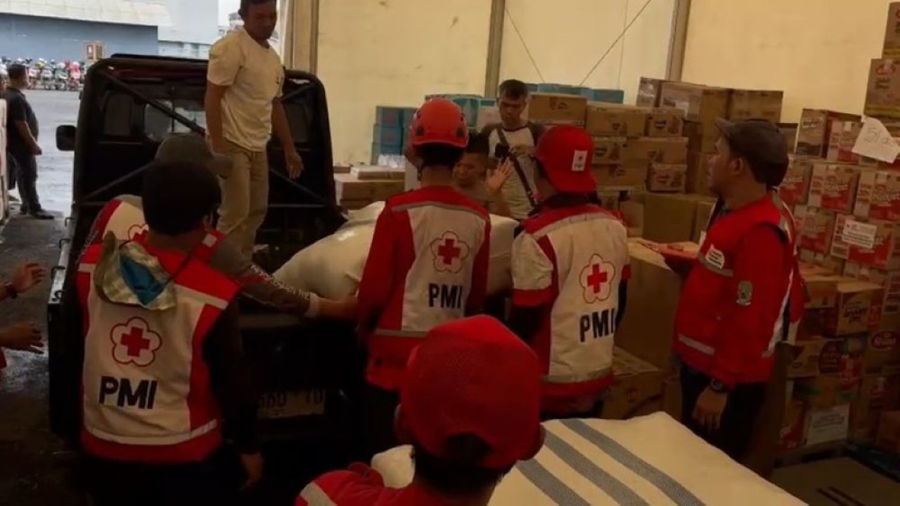 PMI menyalurkan ribuan pakaian untuk korban banjir di Sumatra dan Aceh. (Foto: Istimewa)