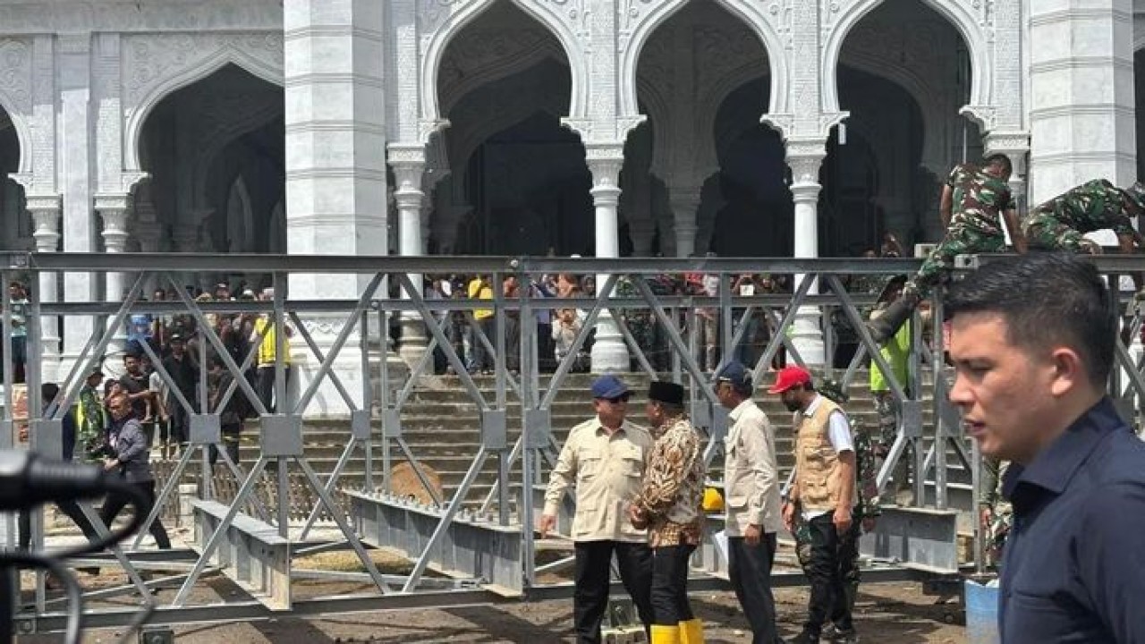 Presiden RI Prabowo Subianto meninjau pembangunan Jembatan Bailey Teupin Mane, di Kabupaten Bireuen, Aceh, Minggu 7 Desember 2025. ANTARA/Genta Tenri Mawangi. (Antara)