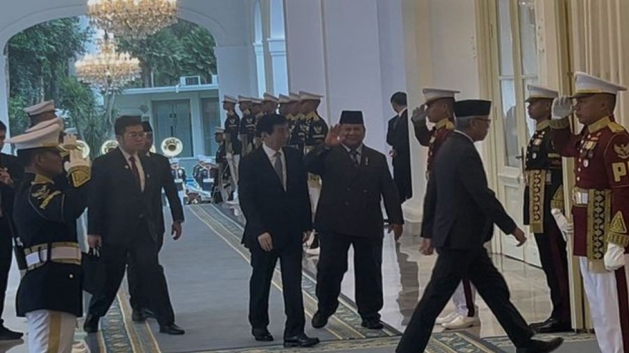 Presiden Prabowo Subianto menyambut kunjungan Ketua MPR Tiongkok, Wang Huning, di Istana Merdeka. (Foto: NTVnews.id)
