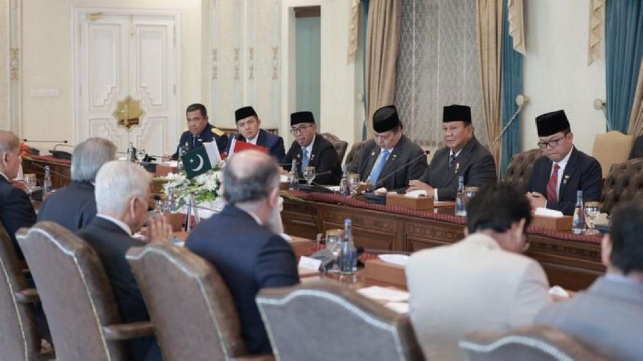 Presiden Prabowo Subianto dan Perdana Menteri Shehbaz Sharif sepakat perluas kerja sama bilateral. (Foto: Setpres)