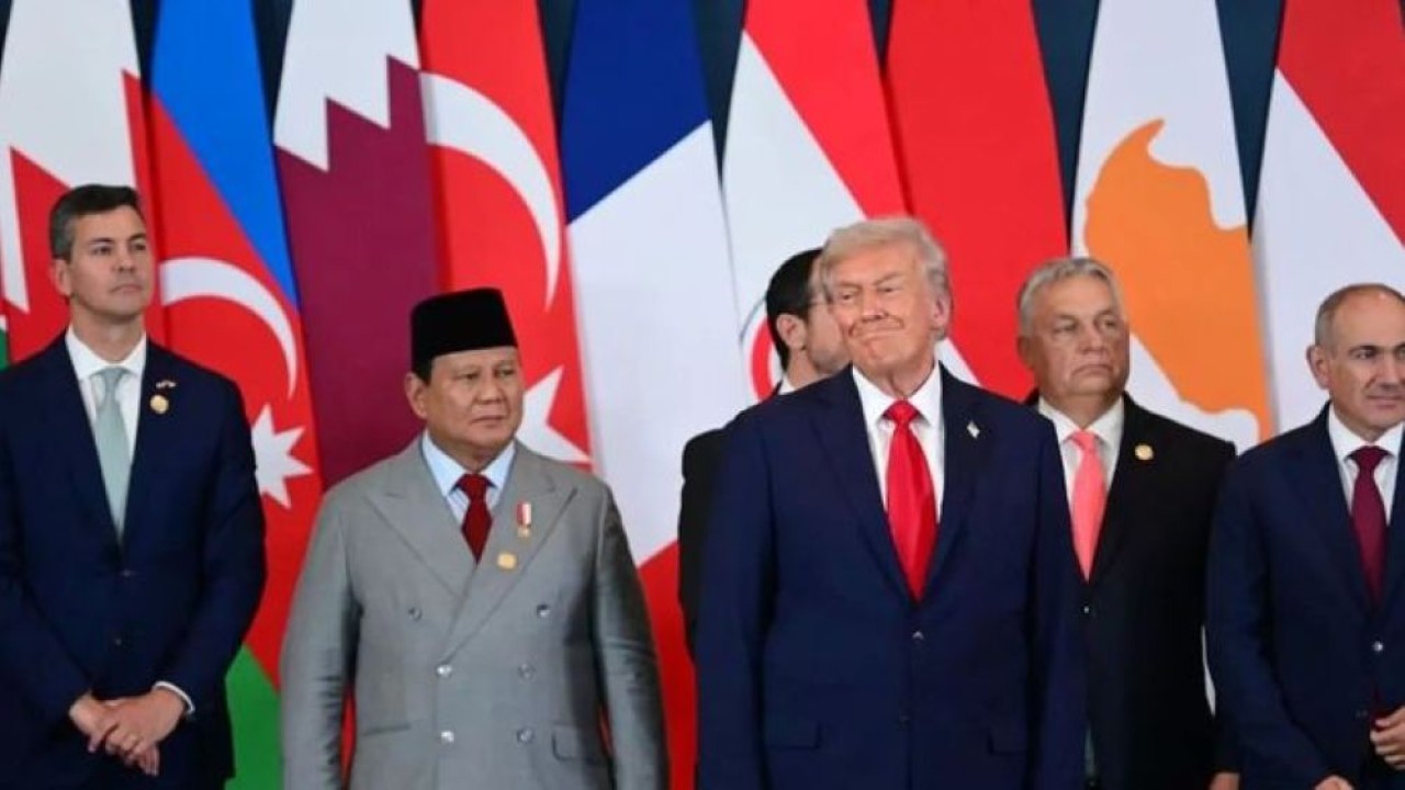Presiden Prabowo Subianto (dua kiri) berdiri denga Presiden Amerika Serikat (AS) Donald Trump di suasana ruang konferensi di International Congress Centre, Sharm El-Sheikh, Mesir, pada Senin, 13 Oktober 2025. (Foto: ANTARA)