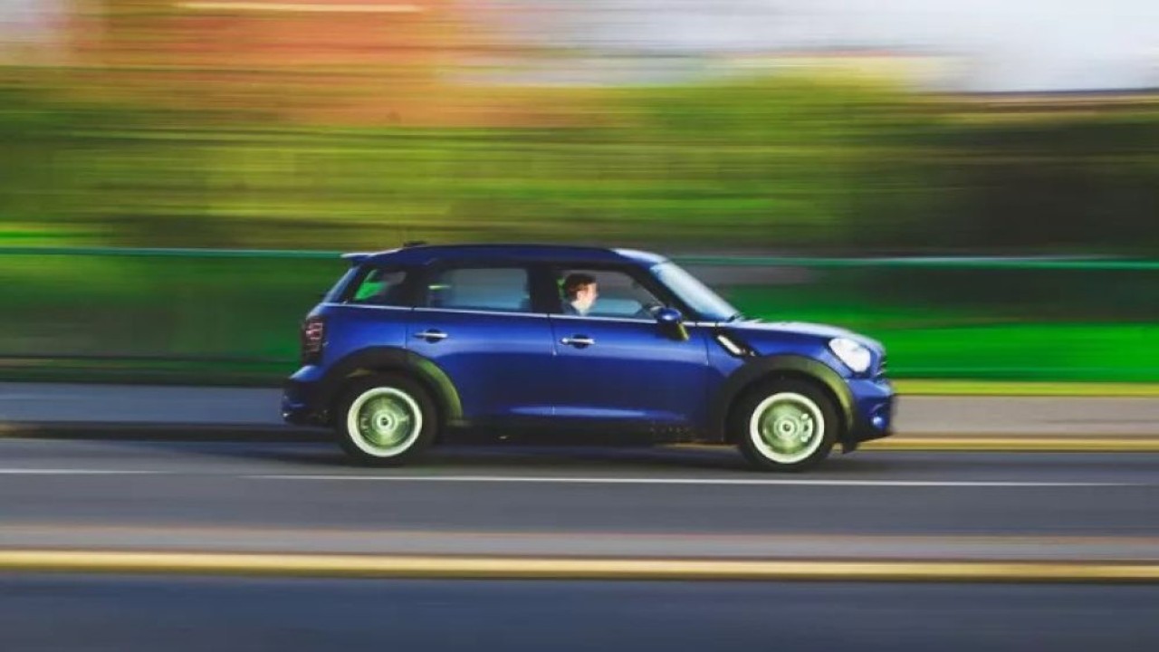 Ilustrasi. Sebuah mobil sedang melaju di jalanan. (Foto: Istimewa)