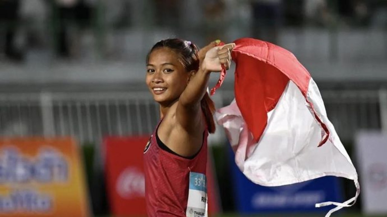 Atlet lompat tinggi galah Indonesia Diva Renatta Jayadi berlari sambil membawa bendera Merah Putih usai meraih medali emas pada final nomor lompat tinggi galah putri SEA Games 2025 di Uphachalasai National Stadium, Pathum Wan, Bangkok, Thailand, Kamis 11 Desember 2025. ANTARA FOTO/Nova Wahyudi/rwa. (Antara)