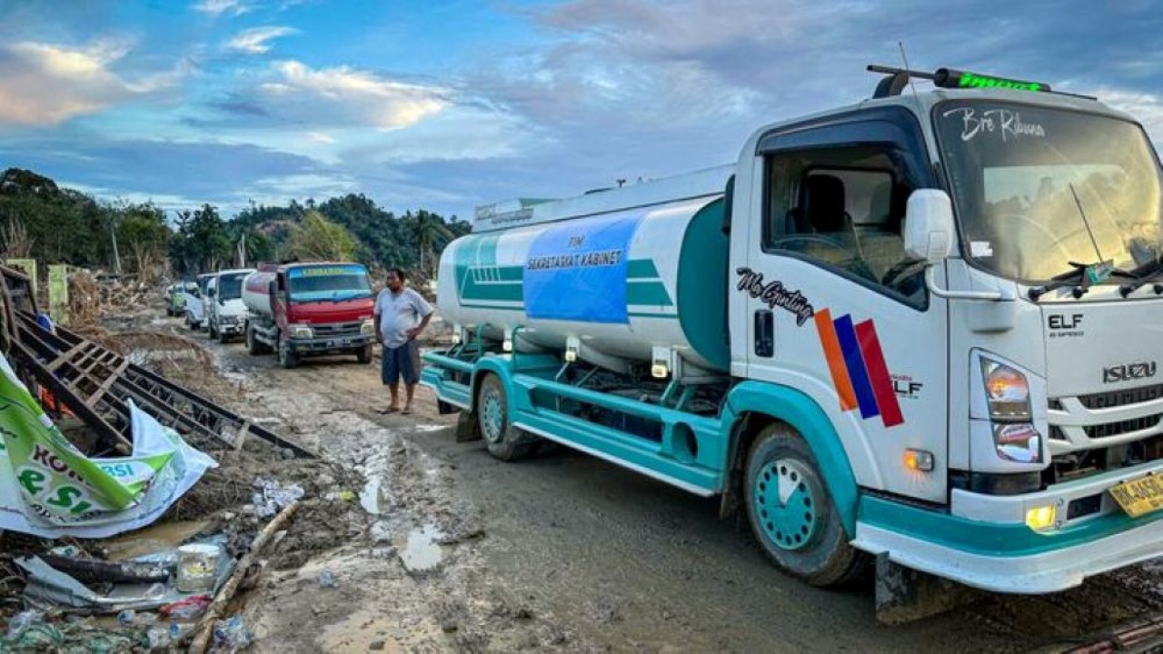 Setkab menyalurkan bantuan air bersih skala besar untuk warga Aceh Tamiang. (Foto: Istimewa/Setkab)