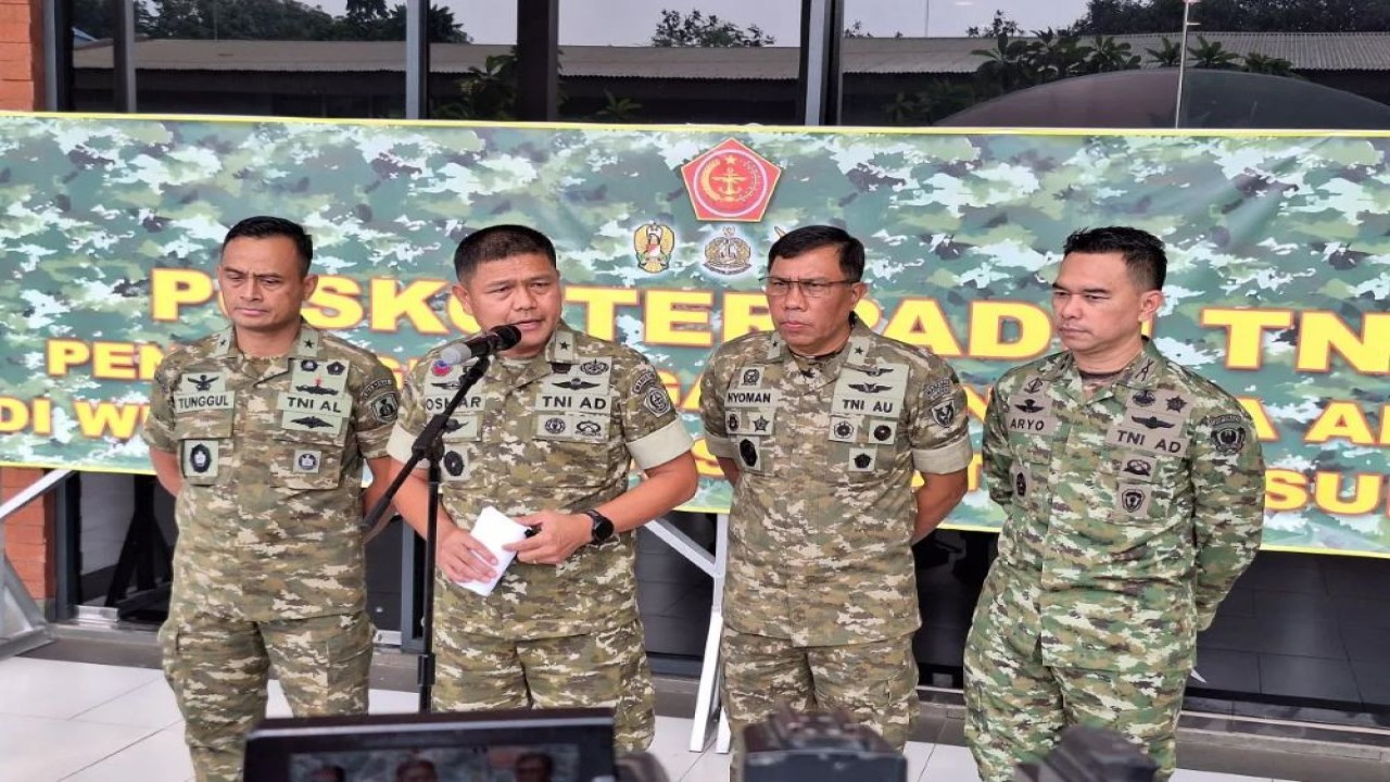 Wakil Kepala Pusat Penerangan (Wakapuspen) TNI Brigjen Osmar Silalahi (kedua dari kiri) memberikan keterangan kepada wartawan di Lanud Halim Perdanakusuma, Jakarta, Minggu (7/12/2025). (ANTARA/Fianda SJofjan Rassat)